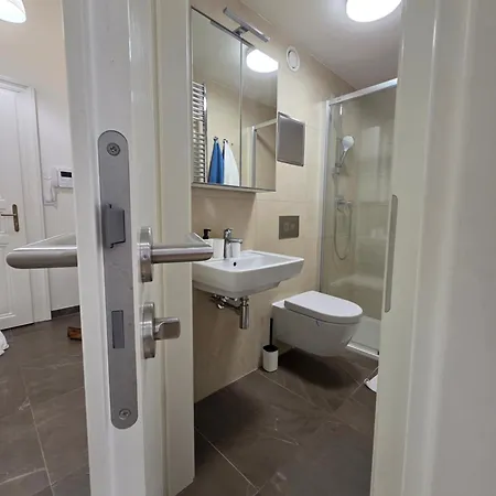 Modern Center Flat *